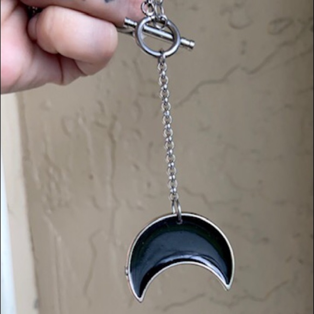 Black resin & glitter moon steel lariat necklace - Picture 3 of 11